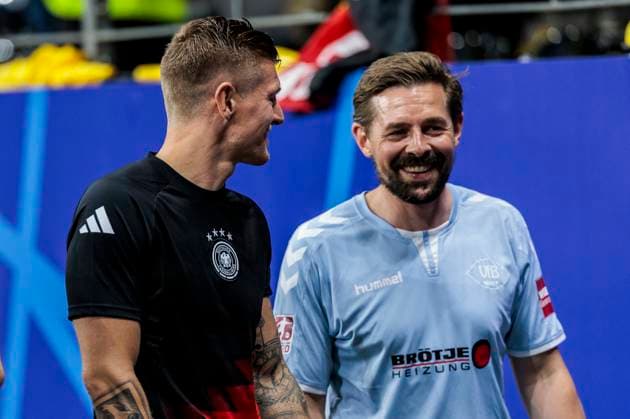 UEFA EURO, EM, Europameisterschaft,Fussball 2024: Schweiz - Deutschland; 23.06.2024 Toni Kroos (Deutschland, 8) mit Klaas Heufer-Umlauf. UEFA EURO 2024: Schweiz - Deutschland; Frankfurt Arena, Frankfurt am 23.06.2024 Copyright: xBEAUTIFULxSPORTS Wunderlx