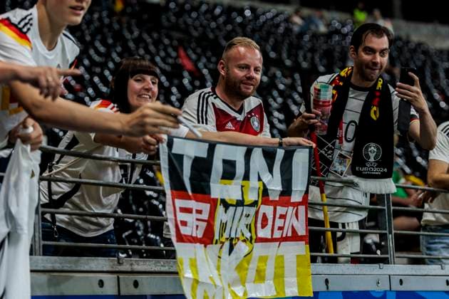 UEFA EURO, EM, Europameisterschaft,Fussball 2024: Schweiz - Deutschland; 23.06.2024 Ein Fan fragt per Banner nach dem Trikot von Toni Kroos (Deutschland, 8). UEFA EURO 2024: Schweiz - Deutschland; Frankfurt Arena, Frankfurt am 23.06.2024 Copyright: xBEAUTIFULxSPORTS Wunderlx