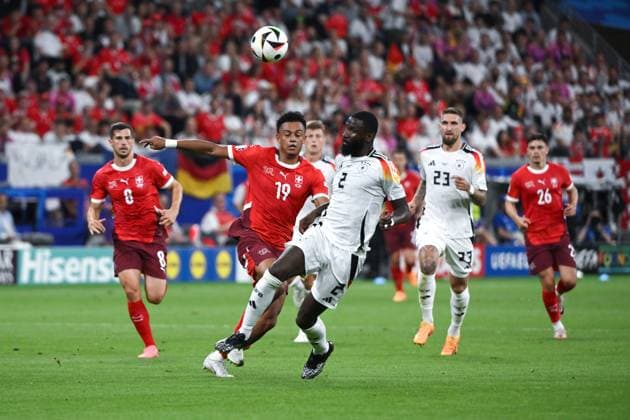 Dan Ndoye (Schweiz), li., gegen Antonio Rüdiger (Deutschland) 23.06.2024, Fussball Europameisterschaft 2024, Vorrunde, 3. Spieltag Schweiz - Deutschland 1:1 Frankfurt Frankfurt Arena Hessen Deutschland