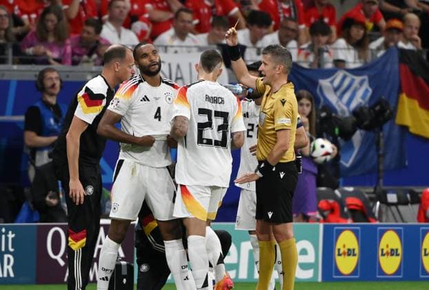 Jonathan Tah (Deutschland), li., sieht von Schiedsrichter Daniele Orsato die Gelbe Karte 23.06.2024, Fussball Europameisterschaft 2024, Vorrunde, 3. Spieltag Schweiz - Deutschland 1:1 Frankfurt Frankfurt Arena Hessen Deutschland