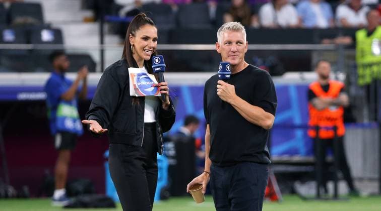 BAU 23.06.2024 Frankfurt Fußball EM 2024 Schweiz vs. Deutschland, v.l. Moderatorin Esther Sedlaczek, Experte Bastian Schweinsteiger