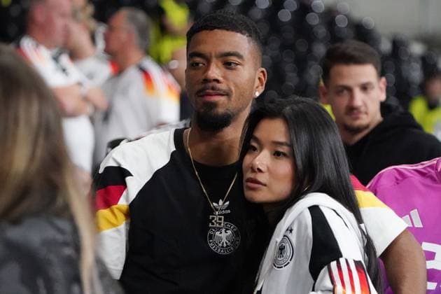 EURO 2024, Fussball, UEFA EURO, EM, Europameisterschaft,Fussball 2024, EM 2024, Gruppenphase, Gruppe A, Schweiz-Deutschland, 23.06.2024, Frankfurtarena , Frankfurt, Benjamin Henrichs mit Freundin Deutschland, Aktion, Einzelbild