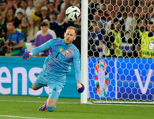 23.06.2024, Fussball Europameisterschaft, Schottland vs Ungarn,MHP Stuttgart, im Bild: Peter Gulacsi (Ungarn)
