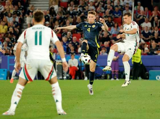 23.06.2024, Fussball Europameisterschaft, Schottland vs Ungarn,MHP Stuttgart, im Bild: Milos Kerkez (Ungarn), Scott McTominay (Schottland) , Willi Orban (Ungarn)