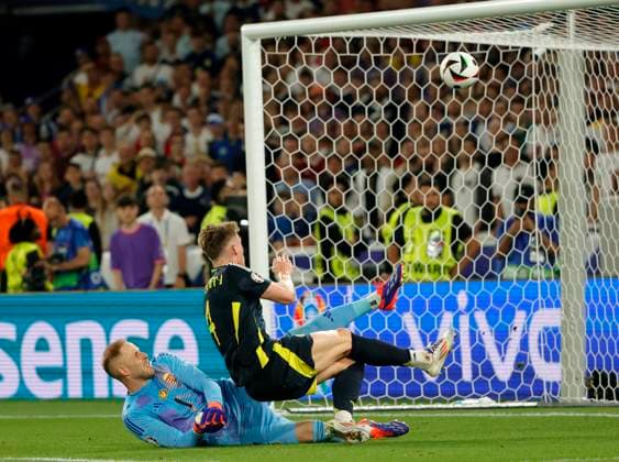 23.06.2024, Fussball Europameisterschaft, Schottland vs Ungarn,MHP Stuttgart, im Bild: Scott McTominay (Schottland) vs Peter Gulacsi (Ungarn)