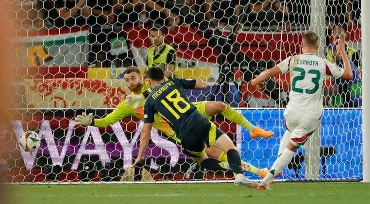 23.06.2024, Fussball Europameisterschaft, Schottland vs Ungarn,MHP Stuttgart, im Bild: 1: 0 durch Kevin Csoboth (Ungarn), Lewis Morgan (Schottland) und Angus Gunn (Schottland) sind geschlagen