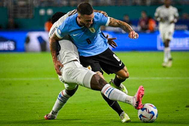 CONMEBOL Copa America 2024 - Group C Uruguay Vs Panama Uruguay defender Sebastian Caceres (3) is fighting for the ball against Panama midfielder Edgar Barcenas (10) during the CONMEBOL Copa America 2024 group C soccer match between Uruguay and Panama at Hard Rock Stadium in Miami, Florida, on June 23, 2024. Miami,Florida Florida United States  Copyright: xMiguelxRodriguezx originalFilename:rodriguezcarrilo-conmebol240623_npobZ.jpg