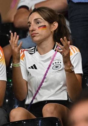 23.06.2024, xjhx, Fussball EM 2024, Schweiz - Deutschland emspor, v.l. Die Freundin von Bundestrainer Julian Nagelsmann, Lena Wurzenberger (DFL DFB REGULATIONS PROHIBIT ANY USE OF PHOTOGRAPHS as IMAGE SEQUENCES and or QUASI-VIDEO) Frankfurt