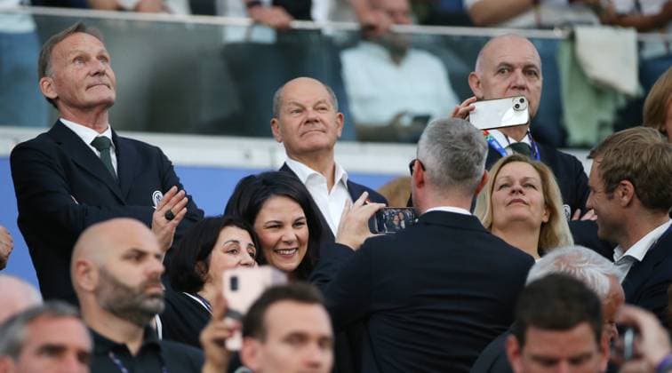 BAU 23.06.2024 Frankfurt Fußball EM 2024 Schweiz vs. Deutschland, Alexander Wehrle (rechts) macht ein Foto von Außenministerin Annalena Baerbock (Mitte), oben v.l. Hans-Joachim Watzle (Geschäftsführer BvB), Kanzler Olaf Scholz, DFB-Präsident Bernd Neuendorf