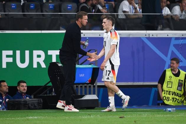 Bundestrainer Julian Nagelsmann (Deutschland) wechselt Florian Wirtz (Deutschland) aus 23.06.2024, Fussball Europameisterschaft 2024, Vorrunde, 3. Spieltag Schweiz - Deutschland 1:1 Frankfurt Frankfurt Arena Hessen Deutschland