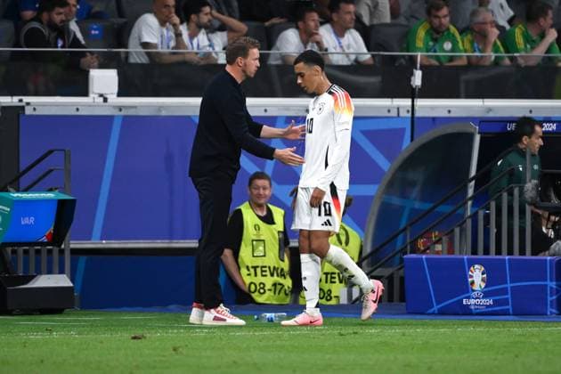 Bundestrainer Julian Nagelsmann (Deutschland) wechselt Jamal Musiala (Deutschland) aus 23.06.2024, Fussball Europameisterschaft 2024, Vorrunde, 3. Spieltag Schweiz - Deutschland 1:1 Frankfurt Frankfurt Arena Hessen Deutschland