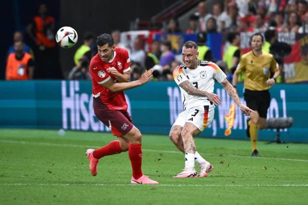David Raum (Deutschland), links Remo Freuler (Schweiz) 23.06.2024, Fussball Europameisterschaft 2024, Vorrunde, 3. Spieltag Schweiz - Deutschland 1:1 Frankfurt Frankfurt Arena Hessen Deutschland