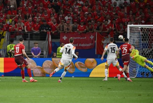 Torwart Manuel Neuer (Deutschland) pariert den Distanzschuss von Granit Xhaka (Schweiz), li. 23.06.2024, Fussball Europameisterschaft 2024, Vorrunde, 3. Spieltag Schweiz - Deutschland 1:1 Frankfurt Frankfurt Arena Hessen Deutschland
