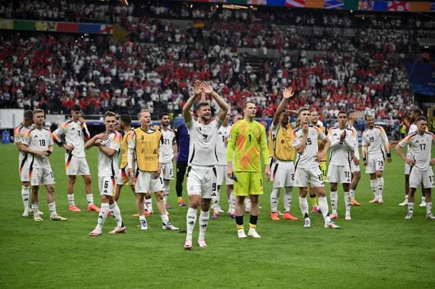 Die Deutschen Spieler feiern das 1:1 Unentschieden, vorne Niclas Füllkrug (Deutschland), Torwart Manuel Neuer (Deutschland), re. 23.06.2024, Fussball Europameisterschaft 2024, Vorrunde, 3. Spieltag Schweiz - Deutschland 1:1 Frankfurt Frankfurt Arena Hessen Deutschland