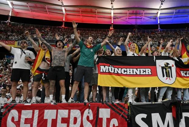 Die deutschen Fans feiern den Gruppensieg 23.06.2024, Fussball Europameisterschaft 2024, Vorrunde, 3. Spieltag Schweiz - Deutschland 1:1 Frankfurt Frankfurt Arena Hessen Deutschland