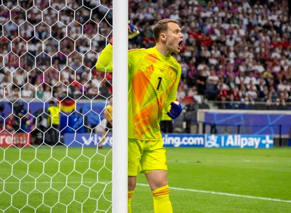 23.06.2024, Fussball UEFA EURO, EM, Europameisterschaft,Fussball 2024, Vorrunde, 3.Spieltag, Schweiz - Deutschland, in der Frankfurt-Arena in Frankfurt am Main, Torwart Manuel Neuer (Deutschland) gibt lautstark Anweisungen.