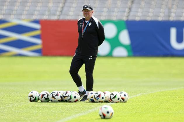 EURO 2024, Nationalteam Slowenien, Training Slovenia manager Matjaz Kek during the training session Slovenia Training, UEFA European Championship, EM, Europameisterschaft 2024, Group C, Football, Stadion am Zoo, Wuppertal, Germany, 24 Jun 2024 EDITORIAL USE ONLY No use with unauthorised audio, video, data, fixture lists, club league logos or live services. Online in-match use limited to 120 images, no video emulation. No use in betting, games or single club league player publications. Copyright: xPaulxCurrie Shutterstockx 14555190ae