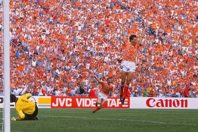 Archivbilder der Woche SPORT KW25 Football - UEFA EURO, EM, Europameisterschaft,Fussball 1988 (European Football Championship) - Group Two: Republic of Ireland 0 Netherlands 1 Marco van Basten celebrates Wim Kieft s goal for Holland, with teammate Jan Wouters, behind, and Irish goalkeeper Packie Bonner on the ground, at the Parkstadion, Gelsenkirchen. 18 06 1988 
