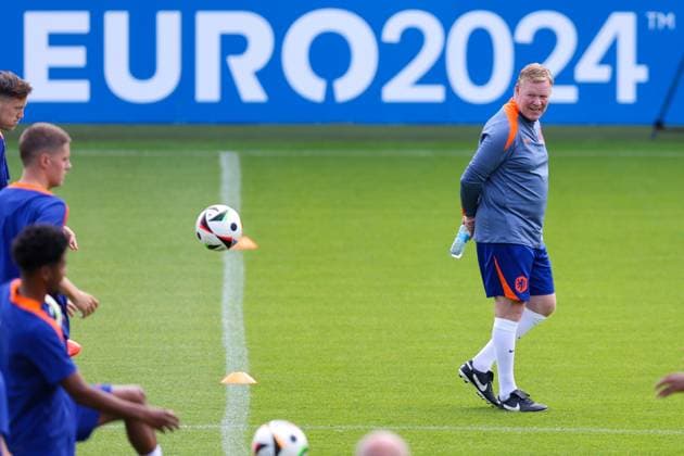 2024-06-24 Training Session Netherlands WOLFSBURG, GERMANY - JUNE 24: Coach Ronald Koeman of the Netherlands during a training session prior to the Group D - UEFA EURO, EM, Europameisterschaft,Fussball 2024 match between Netherlands and Austria at AOK Stadium on June 24, 2024 in Wolfsburg, Germany. (Photo by Peter Lous BSR Agency) Wolfsburg Germany Content not available for redistribution in The Netherlands directly or indirectly through any third parties. Copyright: xBSRxAgencyx