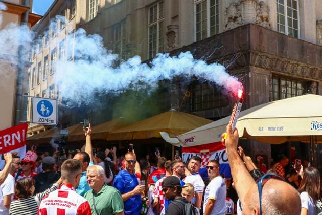 Leipzig - Bereits Stunden vor dem EM-Spiel: Kroatische und italienische Fans feiern in der Innenstadt 24.06.2024 gegen 13.30 Uhr Leipzig, Marktplatz Bereits sieben Stunden vor dem offiziellen Anstoß der EM-Partie zwischen Kroatien und Italien haben Fans der kroatischen und der italienischen Mannschaft in der Leipziger Innenstadt gefeiert. Im Barfußgässchen direkt am Marktplatz zündeten kroatische Fans mehrere Nebeltöpfe und Pyrotechnik in roter Farbe. Die Situation blieb friedlich, die Polizei beobachtet die Situation aus der Ferne und weist die Gäste mehrfach auf das Verbot des Abbrennens von Pyrotechnik hin. Leipzig Sachsen Deutschland Copyright: xEHLxMedia BjörnxStachx 240624_em-fans-markt-leipzig_11