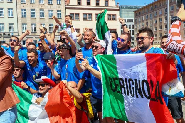 Leipzig - Bereits Stunden vor dem EM-Spiel: Kroatische und italienische Fans feiern in der Innenstadt 24.06.2024 gegen 13.30 Uhr Leipzig, Marktplatz Bereits sieben Stunden vor dem offiziellen Anstoß der EM-Partie zwischen Kroatien und Italien haben Fans der kroatischen und der italienischen Mannschaft in der Leipziger Innenstadt gefeiert. Im Barfußgässchen direkt am Marktplatz zündeten kroatische Fans mehrere Nebeltöpfe und Pyrotechnik in roter Farbe. Die Situation blieb friedlich, die Polizei beobachtet die Situation aus der Ferne und weist die Gäste mehrfach auf das Verbot des Abbrennens von Pyrotechnik hin. Leipzig Sachsen Deutschland Copyright: xEHLxMedia BjörnxStachx 240624_em-fans-markt-leipzig_12