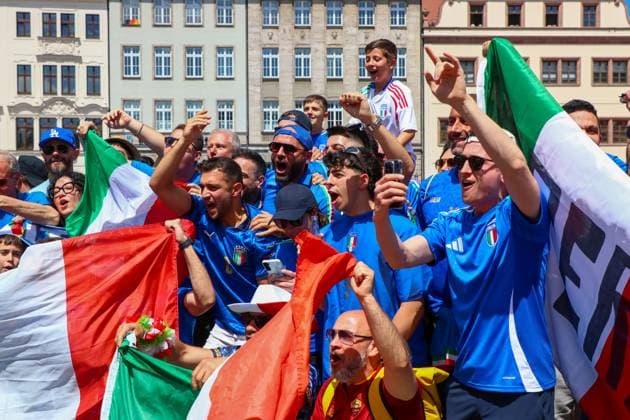 Leipzig - Bereits Stunden vor dem EM-Spiel: Kroatische und italienische Fans feiern in der Innenstadt 24.06.2024 gegen 13.30 Uhr Leipzig, Marktplatz Bereits sieben Stunden vor dem offiziellen Anstoß der EM-Partie zwischen Kroatien und Italien haben Fans der kroatischen und der italienischen Mannschaft in der Leipziger Innenstadt gefeiert. Im Barfußgässchen direkt am Marktplatz zündeten kroatische Fans mehrere Nebeltöpfe und Pyrotechnik in roter Farbe. Die Situation blieb friedlich, die Polizei beobachtet die Situation aus der Ferne und weist die Gäste mehrfach auf das Verbot des Abbrennens von Pyrotechnik hin. Leipzig Sachsen Deutschland Copyright: xEHLxMedia BjörnxStachx 240624_em-fans-markt-leipzig_13