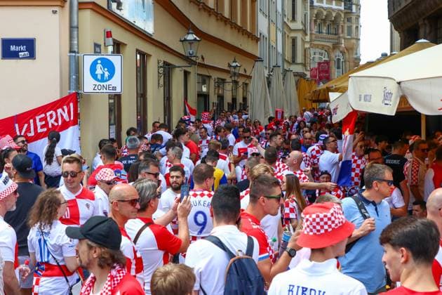 Leipzig - Bereits Stunden vor dem EM-Spiel: Kroatische und italienische Fans feiern in der Innenstadt 24.06.2024 gegen 13.30 Uhr Leipzig, Marktplatz Bereits sieben Stunden vor dem offiziellen Anstoß der EM-Partie zwischen Kroatien und Italien haben Fans der kroatischen und der italienischen Mannschaft in der Leipziger Innenstadt gefeiert. Im Barfußgässchen direkt am Marktplatz zündeten kroatische Fans mehrere Nebeltöpfe und Pyrotechnik in roter Farbe. Die Situation blieb friedlich, die Polizei beobachtet die Situation aus der Ferne und weist die Gäste mehrfach auf das Verbot des Abbrennens von Pyrotechnik hin. Leipzig Sachsen Deutschland Copyright: xEHLxMedia BjörnxStachx 240624_em-fans-markt-leipzig_14