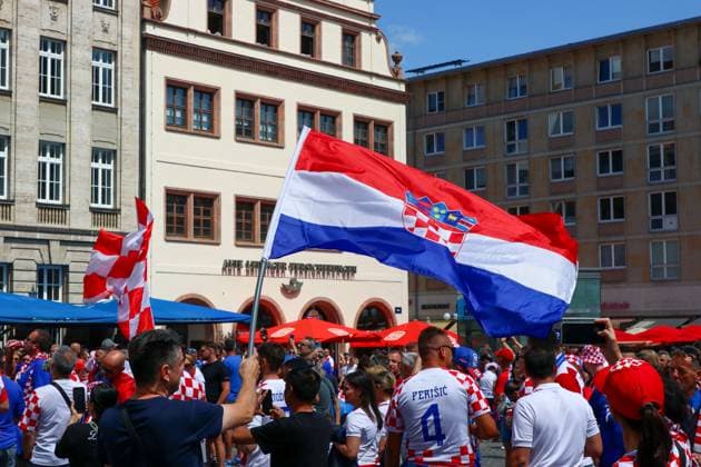 Leipzig - Bereits Stunden vor dem EM-Spiel: Kroatische und italienische Fans feiern in der Innenstadt 24.06.2024 gegen 13.30 Uhr Leipzig, Marktplatz Bereits sieben Stunden vor dem offiziellen Anstoß der EM-Partie zwischen Kroatien und Italien haben Fans der kroatischen und der italienischen Mannschaft in der Leipziger Innenstadt gefeiert. Im Barfußgässchen direkt am Marktplatz zündeten kroatische Fans mehrere Nebeltöpfe und Pyrotechnik in roter Farbe. Die Situation blieb friedlich, die Polizei beobachtet die Situation aus der Ferne und weist die Gäste mehrfach auf das Verbot des Abbrennens von Pyrotechnik hin. Leipzig Sachsen Deutschland Copyright: xEHLxMedia BjörnxStachx 240624_em-fans-markt-leipzig_3
