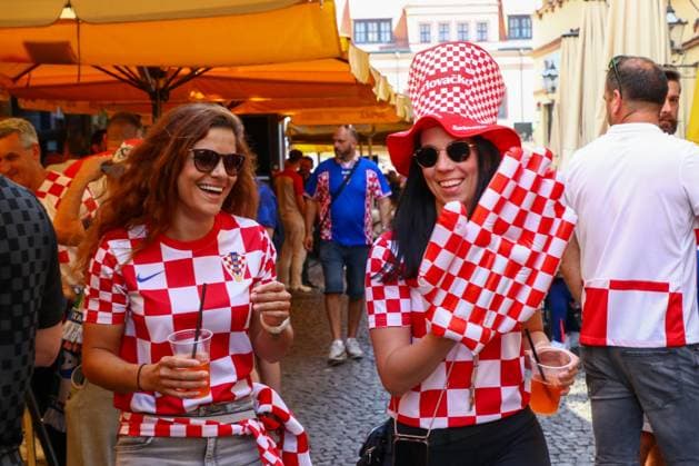 Leipzig - Bereits Stunden vor dem EM-Spiel: Kroatische und italienische Fans feiern in der Innenstadt 24.06.2024 gegen 13.30 Uhr Leipzig, Marktplatz Bereits sieben Stunden vor dem offiziellen Anstoß der EM-Partie zwischen Kroatien und Italien haben Fans der kroatischen und der italienischen Mannschaft in der Leipziger Innenstadt gefeiert. Im Barfußgässchen direkt am Marktplatz zündeten kroatische Fans mehrere Nebeltöpfe und Pyrotechnik in roter Farbe. Die Situation blieb friedlich, die Polizei beobachtet die Situation aus der Ferne und weist die Gäste mehrfach auf das Verbot des Abbrennens von Pyrotechnik hin. Leipzig Sachsen Deutschland Copyright: xEHLxMedia BjörnxStachx 240624_em-fans-markt-leipzig_5