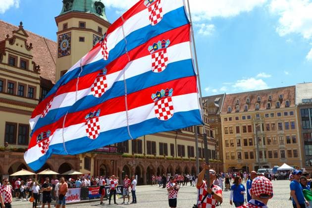 Leipzig - Bereits Stunden vor dem EM-Spiel: Kroatische und italienische Fans feiern in der Innenstadt 24.06.2024 gegen 13.30 Uhr Leipzig, Marktplatz Bereits sieben Stunden vor dem offiziellen Anstoß der EM-Partie zwischen Kroatien und Italien haben Fans der kroatischen und der italienischen Mannschaft in der Leipziger Innenstadt gefeiert. Im Barfußgässchen direkt am Marktplatz zündeten kroatische Fans mehrere Nebeltöpfe und Pyrotechnik in roter Farbe. Die Situation blieb friedlich, die Polizei beobachtet die Situation aus der Ferne und weist die Gäste mehrfach auf das Verbot des Abbrennens von Pyrotechnik hin. Leipzig Sachsen Deutschland Copyright: xEHLxMedia BjörnxStachx 240624_em-fans-markt-leipzig_9