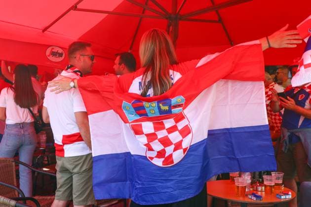 Leipzig - Bereits Stunden vor dem EM-Spiel: Kroatische und italienische Fans feiern in der Innenstadt 24.06.2024 gegen 13.30 Uhr Leipzig, Marktplatz Bereits sieben Stunden vor dem offiziellen Anstoß der EM-Partie zwischen Kroatien und Italien haben Fans der kroatischen und der italienischen Mannschaft in der Leipziger Innenstadt gefeiert. Im Barfußgässchen direkt am Marktplatz zündeten kroatische Fans mehrere Nebeltöpfe und Pyrotechnik in roter Farbe. Die Situation blieb friedlich, die Polizei beobachtet die Situation aus der Ferne und weist die Gäste mehrfach auf das Verbot des Abbrennens von Pyrotechnik hin. Leipzig Sachsen Deutschland Copyright: xEHLxMedia BjörnxStachx 240624_em-fans-markt-leipzig_16