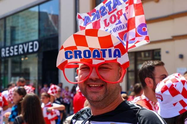 Leipzig - Bereits Stunden vor dem EM-Spiel: Kroatische und italienische Fans feiern in der Innenstadt 24.06.2024 gegen 13.30 Uhr Leipzig, Marktplatz Bereits sieben Stunden vor dem offiziellen Anstoß der EM-Partie zwischen Kroatien und Italien haben Fans der kroatischen und der italienischen Mannschaft in der Leipziger Innenstadt gefeiert. Im Barfußgässchen direkt am Marktplatz zündeten kroatische Fans mehrere Nebeltöpfe und Pyrotechnik in roter Farbe. Die Situation blieb friedlich, die Polizei beobachtet die Situation aus der Ferne und weist die Gäste mehrfach auf das Verbot des Abbrennens von Pyrotechnik hin. Leipzig Sachsen Deutschland Copyright: xEHLxMedia BjörnxStachx 240624_em-fans-markt-leipzig_17