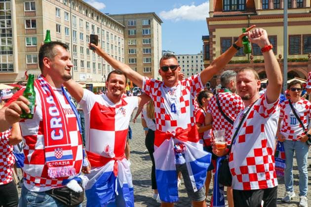 Leipzig - Bereits Stunden vor dem EM-Spiel: Kroatische und italienische Fans feiern in der Innenstadt 24.06.2024 gegen 13.30 Uhr Leipzig, Marktplatz Bereits sieben Stunden vor dem offiziellen Anstoß der EM-Partie zwischen Kroatien und Italien haben Fans der kroatischen und der italienischen Mannschaft in der Leipziger Innenstadt gefeiert. Im Barfußgässchen direkt am Marktplatz zündeten kroatische Fans mehrere Nebeltöpfe und Pyrotechnik in roter Farbe. Die Situation blieb friedlich, die Polizei beobachtet die Situation aus der Ferne und weist die Gäste mehrfach auf das Verbot des Abbrennens von Pyrotechnik hin. Leipzig Sachsen Deutschland Copyright: xEHLxMedia BjörnxStachx 240624_em-fans-markt-leipzig_18