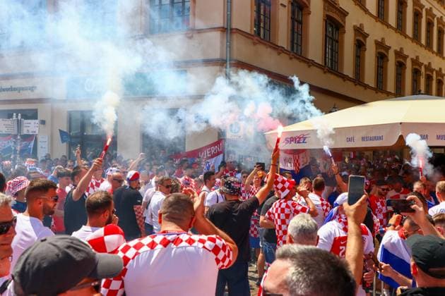 Leipzig - Bereits Stunden vor dem EM-Spiel: Kroatische und italienische Fans feiern in der Innenstadt 24.06.2024 gegen 13.30 Uhr Leipzig, Marktplatz Bereits sieben Stunden vor dem offiziellen Anstoß der EM-Partie zwischen Kroatien und Italien haben Fans der kroatischen und der italienischen Mannschaft in der Leipziger Innenstadt gefeiert. Im Barfußgässchen direkt am Marktplatz zündeten kroatische Fans mehrere Nebeltöpfe und Pyrotechnik in roter Farbe. Die Situation blieb friedlich, die Polizei beobachtet die Situation aus der Ferne und weist die Gäste mehrfach auf das Verbot des Abbrennens von Pyrotechnik hin. Leipzig Sachsen Deutschland Copyright: xEHLxMedia BjörnxStachx 240624_em-fans-markt-leipzig_19