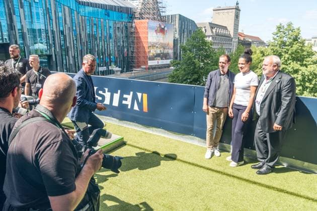 zwei Spieltage in Leipzig sind erfolgreich absolviert zwei weitere folgen. Vor der Begegnung Kroatien gegen Italien im Stadion Leipzig ziehen Vertreter der UEFA EURO, EM, Europameisterschaft,Fussball 2024 und der Host City Leipzig eine Zwischenbilanz. Mediengespräch mit: Philipp Lahm, Turnierdirektor UEFA EURO 2024 Celia Å aÅ¡iÄ‡, EM-Botschafterin Heiko Rosenthal, Bürgermeister und Beigeordneter für Umwelt, Klima, Ordnung und der Stadt Leipzig Vertreter Vertreterin der Oberserver Tour Prof. Dr. Jörg Junhold, Botschafter der Host City Leipzig PK Zwischenbilanz