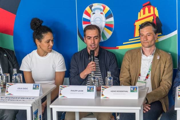 zwei Spieltage in Leipzig sind erfolgreich absolviert zwei weitere folgen. Vor der Begegnung Kroatien gegen Italien im Stadion Leipzig ziehen Vertreter der UEFA EURO, EM, Europameisterschaft,Fussball 2024 und der Host City Leipzig eine Zwischenbilanz. Mediengespräch mit: Philipp Lahm, Turnierdirektor UEFA EURO 2024 Celia Å aÅ¡iÄ‡, EM-Botschafterin Heiko Rosenthal, Bürgermeister und Beigeordneter für Umwelt, Klima, Ordnung und der Stadt Leipzig Vertreter Vertreterin der Oberserver Tour Prof. Dr. Jörg Junhold, Botschafter der Host City Leipzig PK Zwischenbilanz