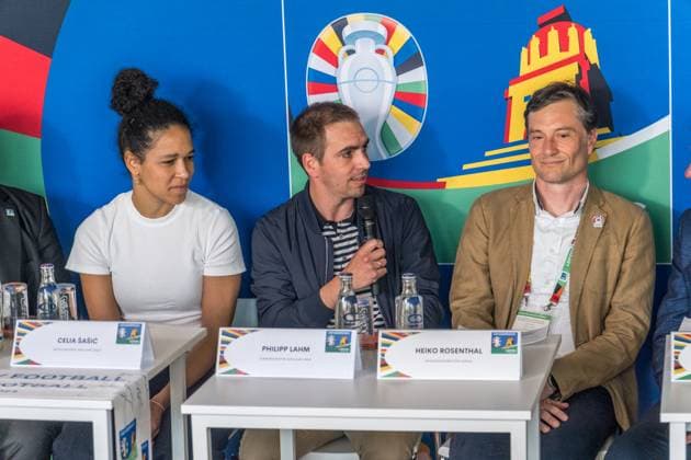 zwei Spieltage in Leipzig sind erfolgreich absolviert zwei weitere folgen. Vor der Begegnung Kroatien gegen Italien im Stadion Leipzig ziehen Vertreter der UEFA EURO, EM, Europameisterschaft,Fussball 2024 und der Host City Leipzig eine Zwischenbilanz. Mediengespräch mit: Philipp Lahm, Turnierdirektor UEFA EURO 2024 Celia Å aÅ¡iÄ‡, EM-Botschafterin Heiko Rosenthal, Bürgermeister und Beigeordneter für Umwelt, Klima, Ordnung und der Stadt Leipzig Vertreter Vertreterin der Oberserver Tour Prof. Dr. Jörg Junhold, Botschafter der Host City Leipzig PK Zwischenbilanz