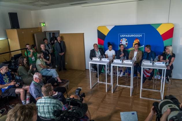 zwei Spieltage in Leipzig sind erfolgreich absolviert zwei weitere folgen. Vor der Begegnung Kroatien gegen Italien im Stadion Leipzig ziehen Vertreter der UEFA EURO, EM, Europameisterschaft,Fussball 2024 und der Host City Leipzig eine Zwischenbilanz. Mediengespräch mit: Philipp Lahm, Turnierdirektor UEFA EURO 2024 Celia Å aÅ¡iÄ‡, EM-Botschafterin Heiko Rosenthal, Bürgermeister und Beigeordneter für Umwelt, Klima, Ordnung und der Stadt Leipzig Vertreter Vertreterin der Oberserver Tour Prof. Dr. Jörg Junhold, Botschafter der Host City Leipzig PK Zwischenbilanz