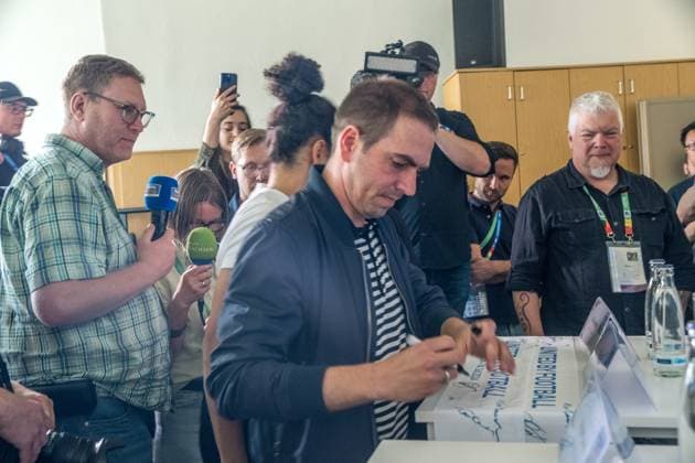 zwei Spieltage in Leipzig sind erfolgreich absolviert zwei weitere folgen. Vor der Begegnung Kroatien gegen Italien im Stadion Leipzig ziehen Vertreter der UEFA EURO, EM, Europameisterschaft,Fussball 2024 und der Host City Leipzig eine Zwischenbilanz. Mediengespräch mit: Philipp Lahm, Turnierdirektor UEFA EURO 2024 Celia Å aÅ¡iÄ‡, EM-Botschafterin Heiko Rosenthal, Bürgermeister und Beigeordneter für Umwelt, Klima, Ordnung und der Stadt Leipzig Vertreter Vertreterin der Oberserver Tour Prof. Dr. Jörg Junhold, Botschafter der Host City Leipzig PK Zwischenbilanz