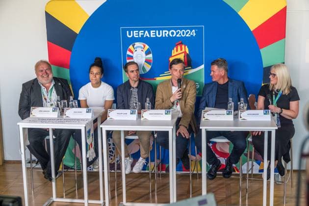 zwei Spieltage in Leipzig sind erfolgreich absolviert zwei weitere folgen. Vor der Begegnung Kroatien gegen Italien im Stadion Leipzig ziehen Vertreter der UEFA EURO, EM, Europameisterschaft,Fussball 2024 und der Host City Leipzig eine Zwischenbilanz. Mediengespräch mit: Philipp Lahm, Turnierdirektor UEFA EURO 2024 Celia Å aÅ¡iÄ‡, EM-Botschafterin Heiko Rosenthal, Bürgermeister und Beigeordneter für Umwelt, Klima, Ordnung und der Stadt Leipzig Vertreter Vertreterin der Oberserver Tour Prof. Dr. Jörg Junhold, Botschafter der Host City Leipzig PK Zwischenbilanz