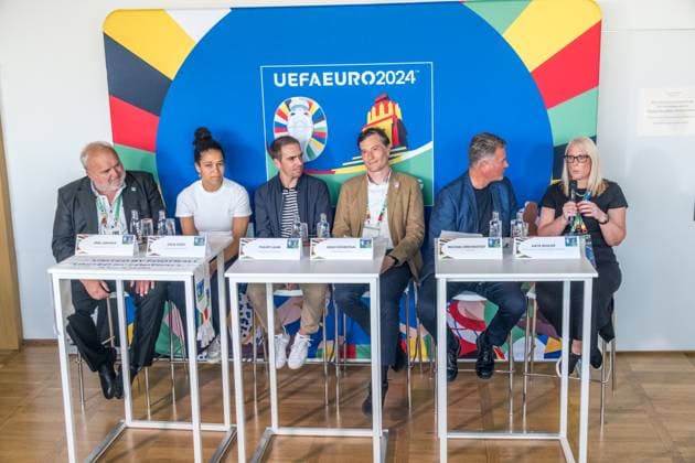 zwei Spieltage in Leipzig sind erfolgreich absolviert zwei weitere folgen. Vor der Begegnung Kroatien gegen Italien im Stadion Leipzig ziehen Vertreter der UEFA EURO, EM, Europameisterschaft,Fussball 2024 und der Host City Leipzig eine Zwischenbilanz. Mediengespräch mit: Philipp Lahm, Turnierdirektor UEFA EURO 2024 Celia Å aÅ¡iÄ‡, EM-Botschafterin Heiko Rosenthal, Bürgermeister und Beigeordneter für Umwelt, Klima, Ordnung und der Stadt Leipzig Vertreter Vertreterin der Oberserver Tour Prof. Dr. Jörg Junhold, Botschafter der Host City Leipzig PK Zwischenbilanz