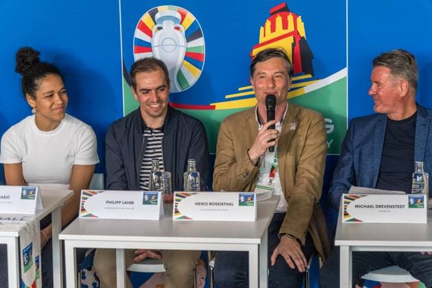 zwei Spieltage in Leipzig sind erfolgreich absolviert zwei weitere folgen. Vor der Begegnung Kroatien gegen Italien im Stadion Leipzig ziehen Vertreter der UEFA EURO, EM, Europameisterschaft,Fussball 2024 und der Host City Leipzig eine Zwischenbilanz. Mediengespräch mit: Philipp Lahm, Turnierdirektor UEFA EURO 2024 Celia Å aÅ¡iÄ‡, EM-Botschafterin Heiko Rosenthal, Bürgermeister und Beigeordneter für Umwelt, Klima, Ordnung und der Stadt Leipzig Vertreter Vertreterin der Oberserver Tour Prof. Dr. Jörg Junhold, Botschafter der Host City Leipzig PK Zwischenbilanz