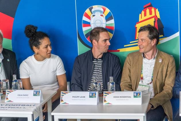 zwei Spieltage in Leipzig sind erfolgreich absolviert zwei weitere folgen. Vor der Begegnung Kroatien gegen Italien im Stadion Leipzig ziehen Vertreter der UEFA EURO, EM, Europameisterschaft,Fussball 2024 und der Host City Leipzig eine Zwischenbilanz. Mediengespräch mit: Philipp Lahm, Turnierdirektor UEFA EURO 2024 Celia Å aÅ¡iÄ‡, EM-Botschafterin Heiko Rosenthal, Bürgermeister und Beigeordneter für Umwelt, Klima, Ordnung und der Stadt Leipzig Vertreter Vertreterin der Oberserver Tour Prof. Dr. Jörg Junhold, Botschafter der Host City Leipzig PK Zwischenbilanz
