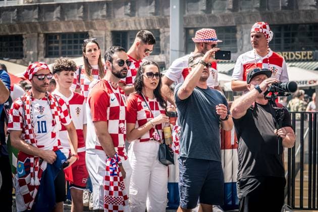 Etwa 17000 Fans der Kroatischen NAtionamannschaft haben sich für das letzte Gruppenspiel gegen Italien im Leipziger Zentrum versammelt und gefeiert. Es wurde zahlreiche Pyrotechnik gezündet. Fans Kroatien