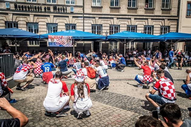 Etwa 17000 Fans der Kroatischen NAtionamannschaft haben sich für das letzte Gruppenspiel gegen Italien im Leipziger Zentrum versammelt und gefeiert. Es wurde zahlreiche Pyrotechnik gezündet. Fans Kroatien
