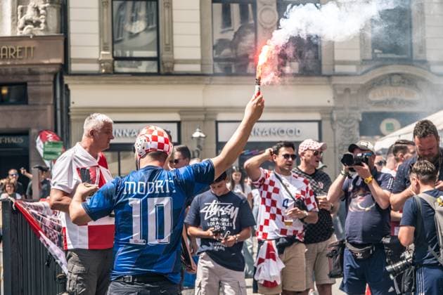 Etwa 17000 Fans der Kroatischen NAtionamannschaft haben sich für das letzte Gruppenspiel gegen Italien im Leipziger Zentrum versammelt und gefeiert. Es wurde zahlreiche Pyrotechnik gezündet. Fans Kroatien