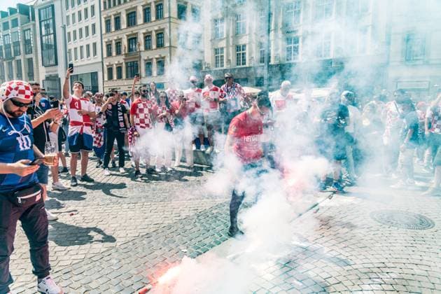 Etwa 17000 Fans der Kroatischen NAtionamannschaft haben sich für das letzte Gruppenspiel gegen Italien im Leipziger Zentrum versammelt und gefeiert. Es wurde zahlreiche Pyrotechnik gezündet. Fans Kroatien
