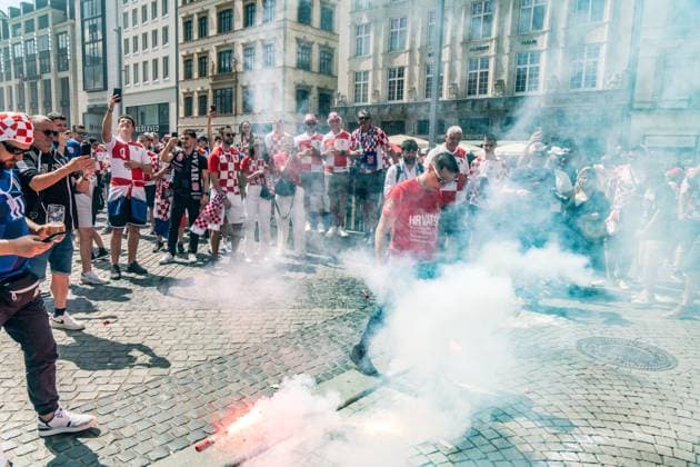 Etwa 17000 Fans der Kroatischen NAtionamannschaft haben sich für das letzte Gruppenspiel gegen Italien im Leipziger Zentrum versammelt und gefeiert. Es wurde zahlreiche Pyrotechnik gezündet. Fans Kroatien
