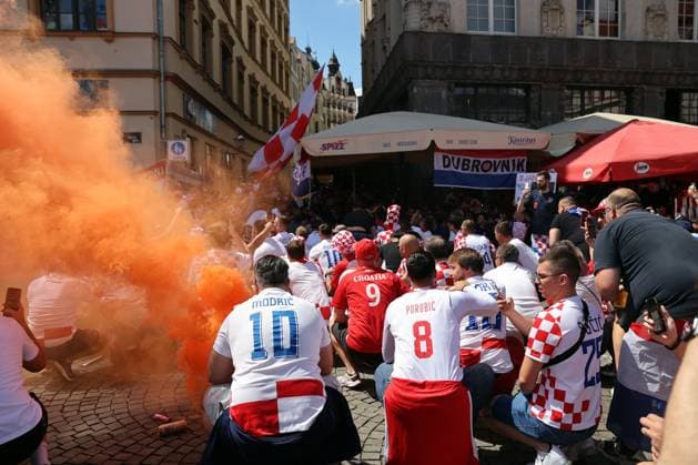 UEFA European Football Championship - UEFA EURO, EM, Europameisterschaft,Fussball 2024 - Croatia vs Italy Leipzig, Germany 24.06.2024: Italian and Croatian supporters in the square of Leipzig waiting the UEFA EURO 2024 group stage B football match between Croatia vs Italy at Leipzig Stadium. Leipzig Germany  Copyright: xIPAxSport ABACAx