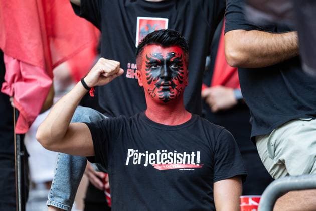 GER, Euro 2024, Group B, Albanien (ALB) vs Spanien (ESP) 24.06.2024, Düsseldorf Arena (Merkur Spiel-Arena), Düsseldorf Duesseldorf, GER, Euro 2024, Group B, Albanien (ALB) vs Spanien (ESP) Im Bild: Fan geschminkt von Albanien Albania ALB, Flagge, Fahne im Gesicht, singt, klatscht in die Hände